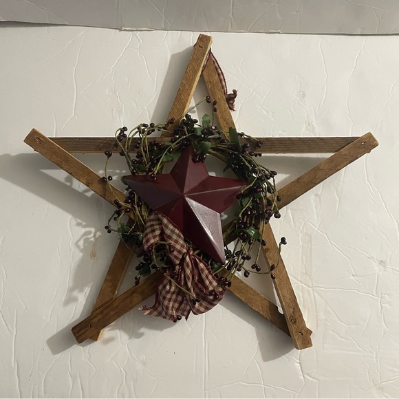 Festive Red Star Wooden Holiday Wreath - Picture 1 of 5